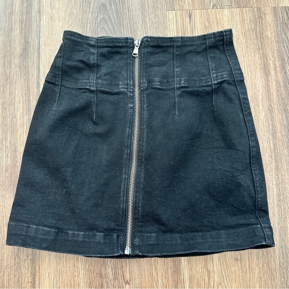 We The Free Dresses & Skirts - We The Free People Women Size 25 (2) Black Denim Zip Front Mini Skirt 14” Grunge